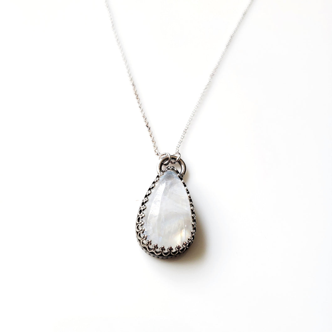 HEAVENLY SKY : Moonstone healing necklace